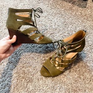 CROWN VINTAGE olive lace up wedges